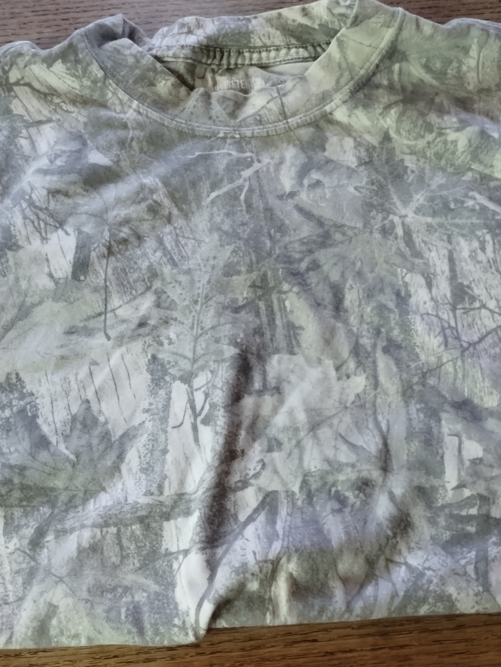 Hollister Men's Camouflage Short-Sleeve Tee - Green/Gray